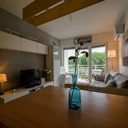 شقة Scenic And Refined Retreat With Balcony