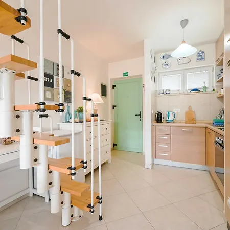 شقة Scenic And Refined Retreat With Balcony روفينج