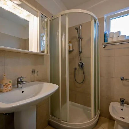 شقة Scenic And Refined Retreat With Balcony روفينج