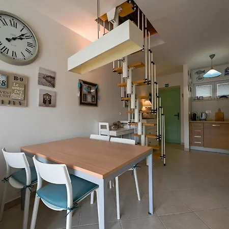 Scenic And Refined Retreat With Balcony *