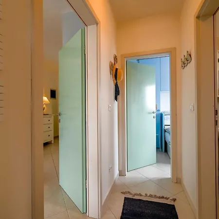 Scenic And Refined Retreat With Balcony شقة