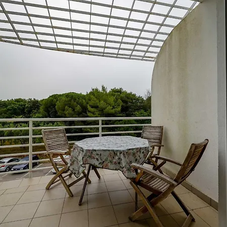 Scenic And Refined Retreat With Balcony