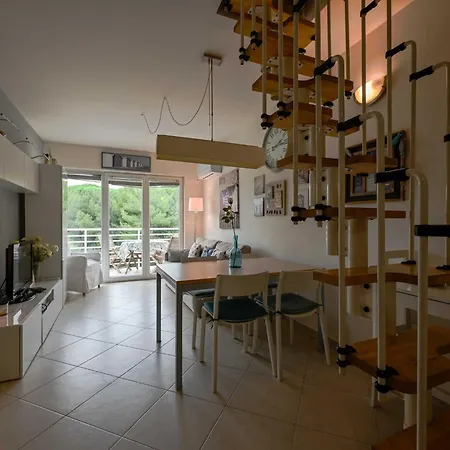 Scenic And Refined Retreat With Balcony شقة