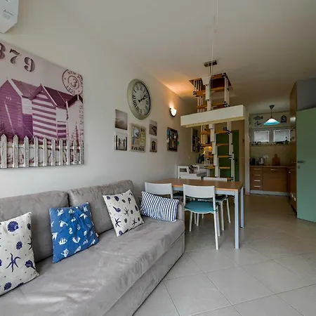 شقة Scenic And Refined Retreat With Balcony