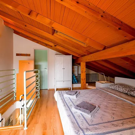 Scenic And Refined Retreat With Balcony *