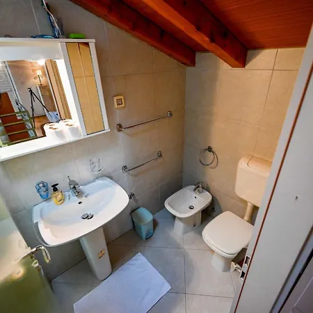 Scenic And Refined Retreat With Balcony شقة