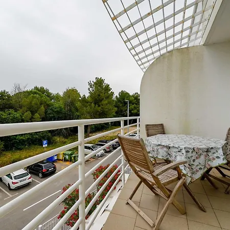 شقة Scenic And Refined Retreat With Balcony روفينج