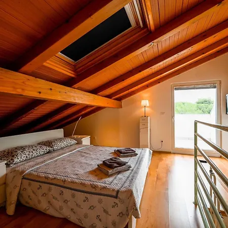 شقة Scenic And Refined Retreat With Balcony